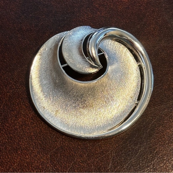 Crown Trifari silver tone vintage swirl large brooch - Picture 2 of 7